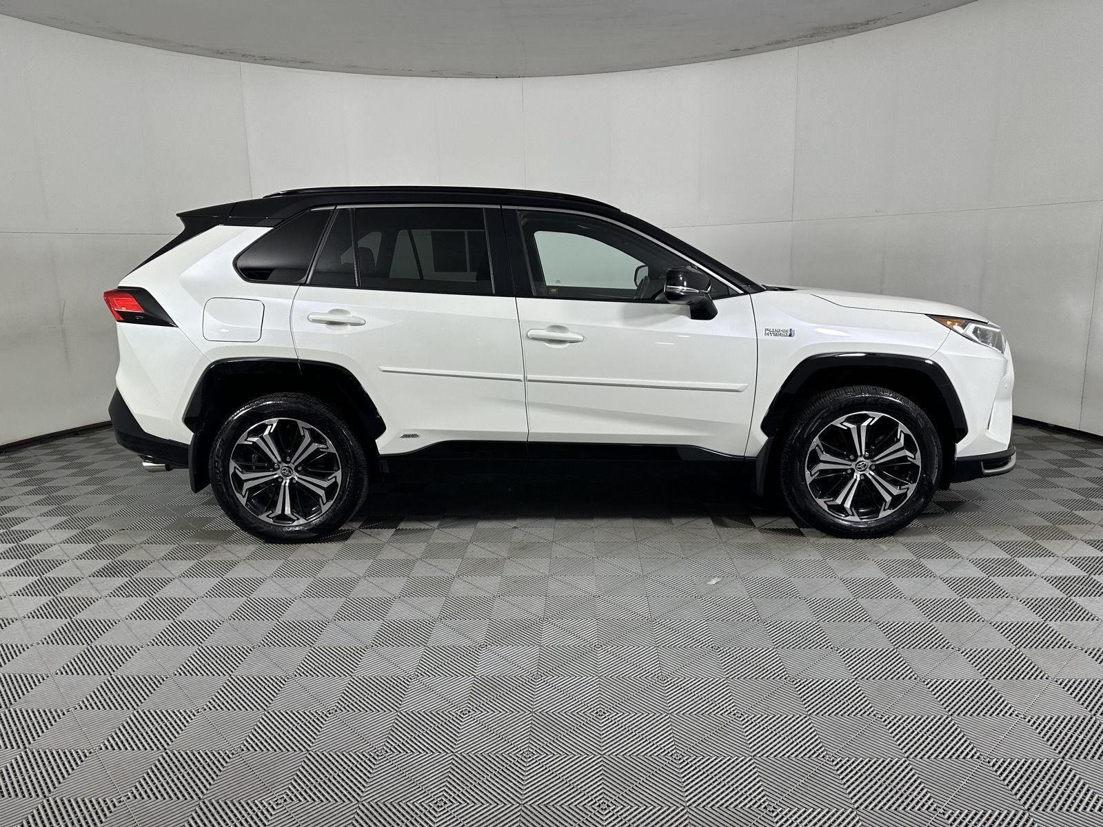 Used 2021 Blizzard Pearl w/Midnight Black Metallic Roof Toyota XSE image 24