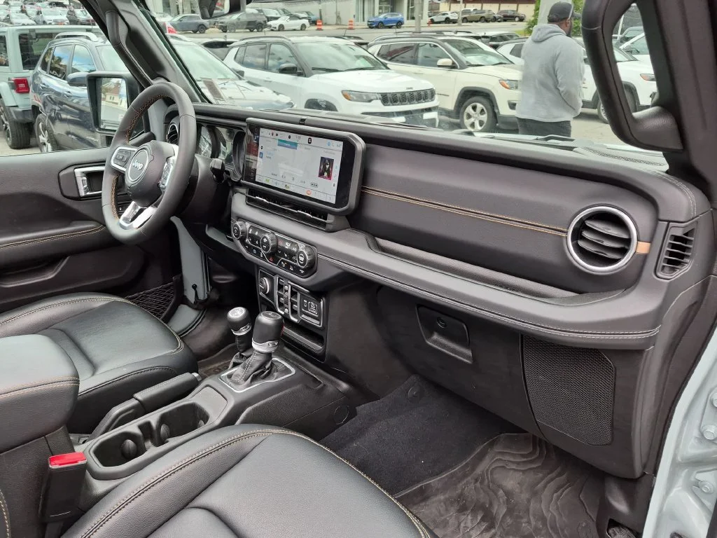 Used 2024  Jeep Sahara 4xe image 26