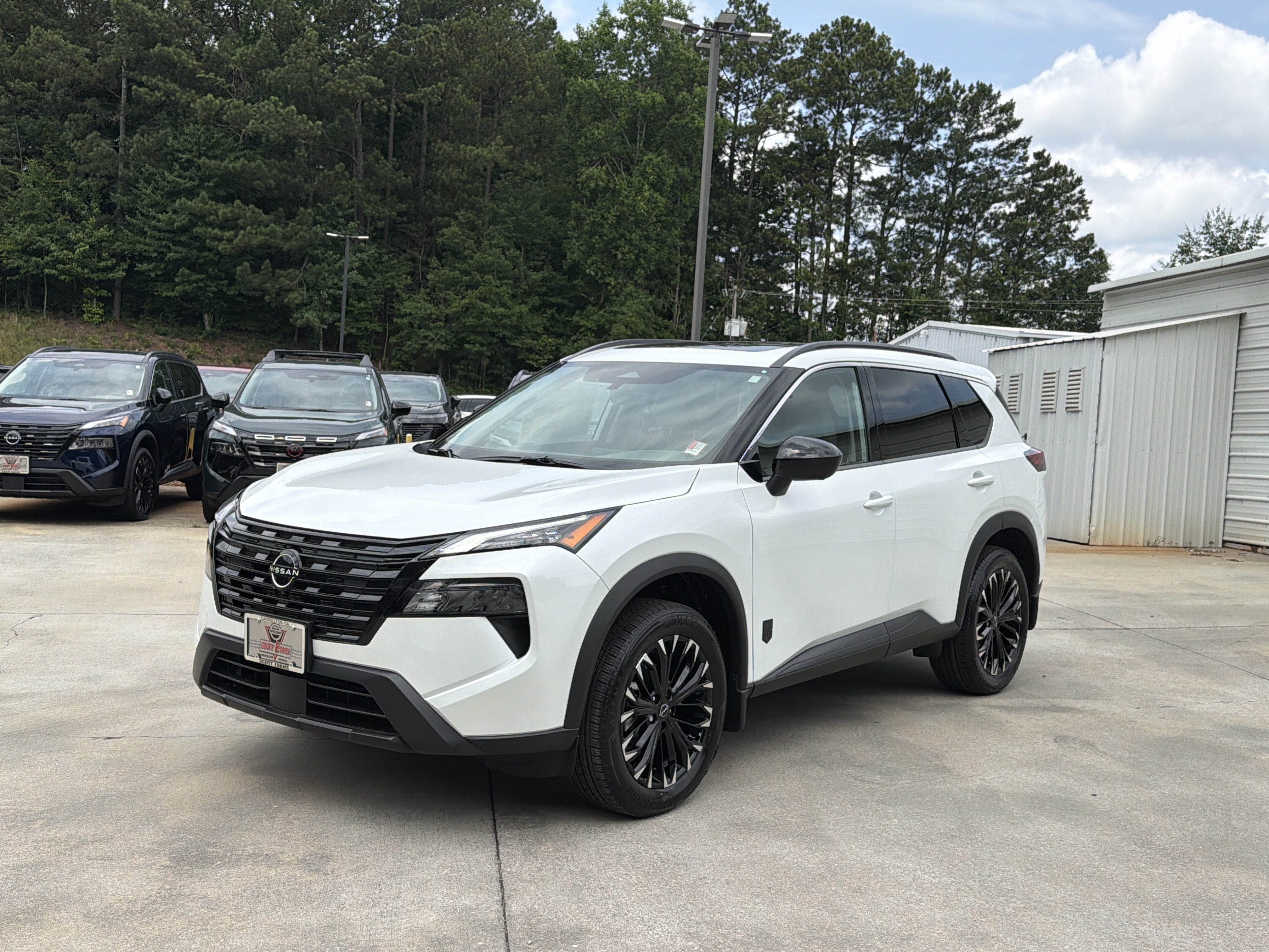 New 2026 Everest White Pearl Tricoat Nissan Dark Armor image 4