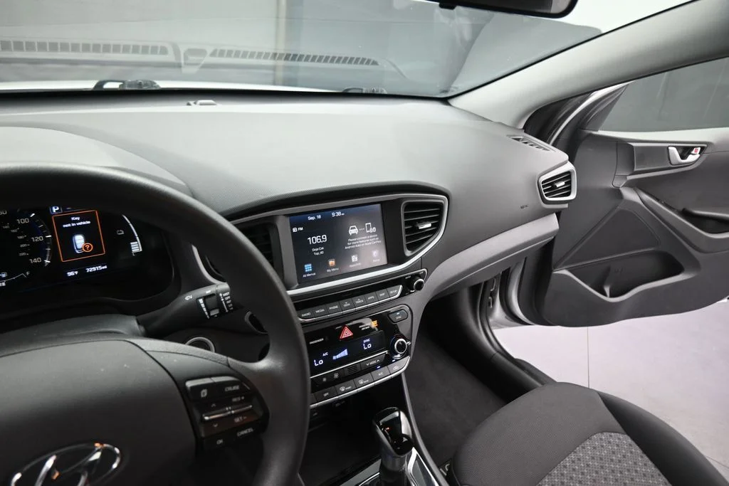 Used 2018 Silver Hyundai Blue image 40