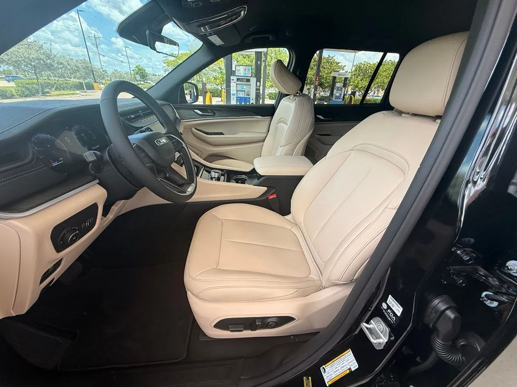 New 2026 Diamond Black Crystal Pearlcoat Jeep Limited image 9