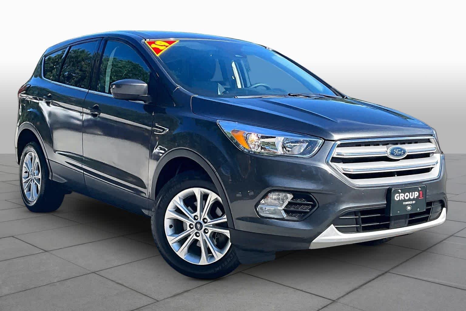 Used 2019 Magnetic Metallic Ford SE image 3