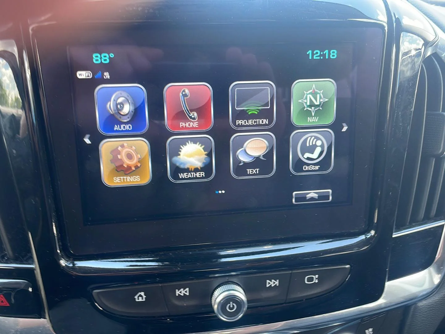 Used 2018 Iridescent Pearl Tricoat Chevrolet Premier image 4