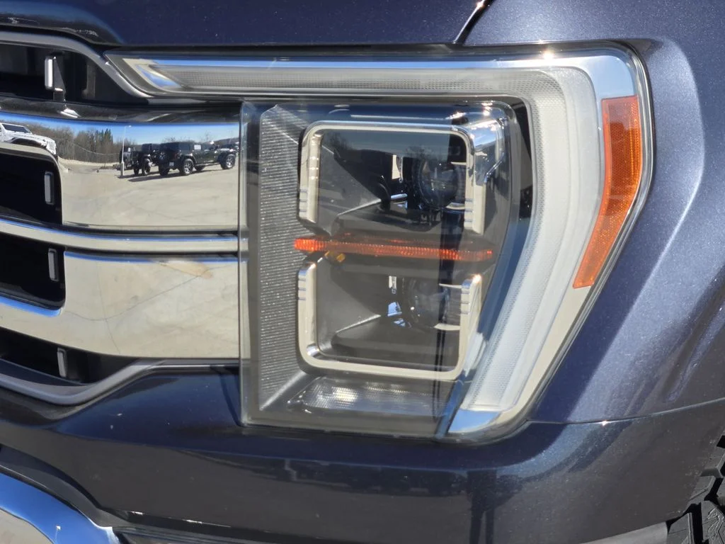 Used 2021  Ford Lariat image 3