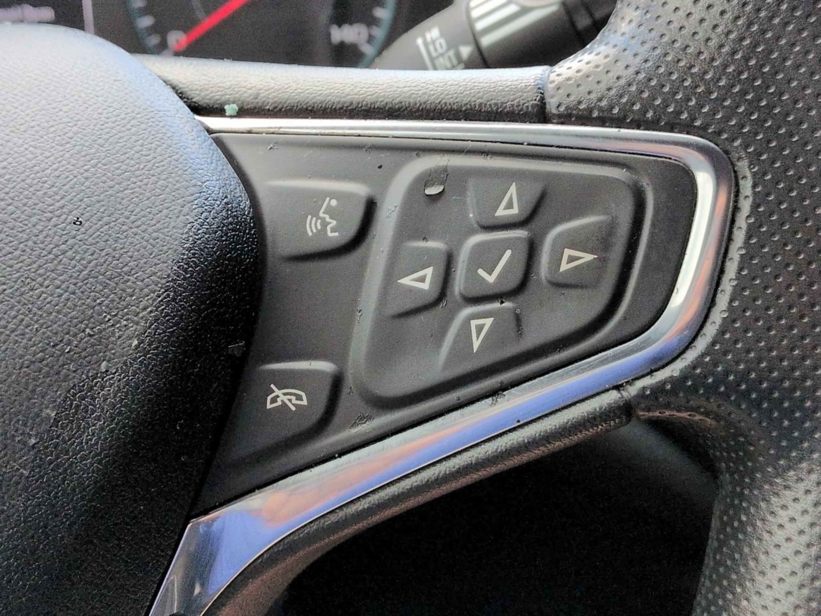 Used 2021 Silver Ice Metallic Chevrolet LT image 24