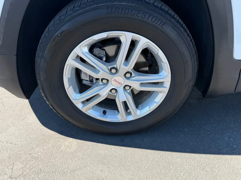 Used 2023 SUMMIT WHITE GMC SLE image 34