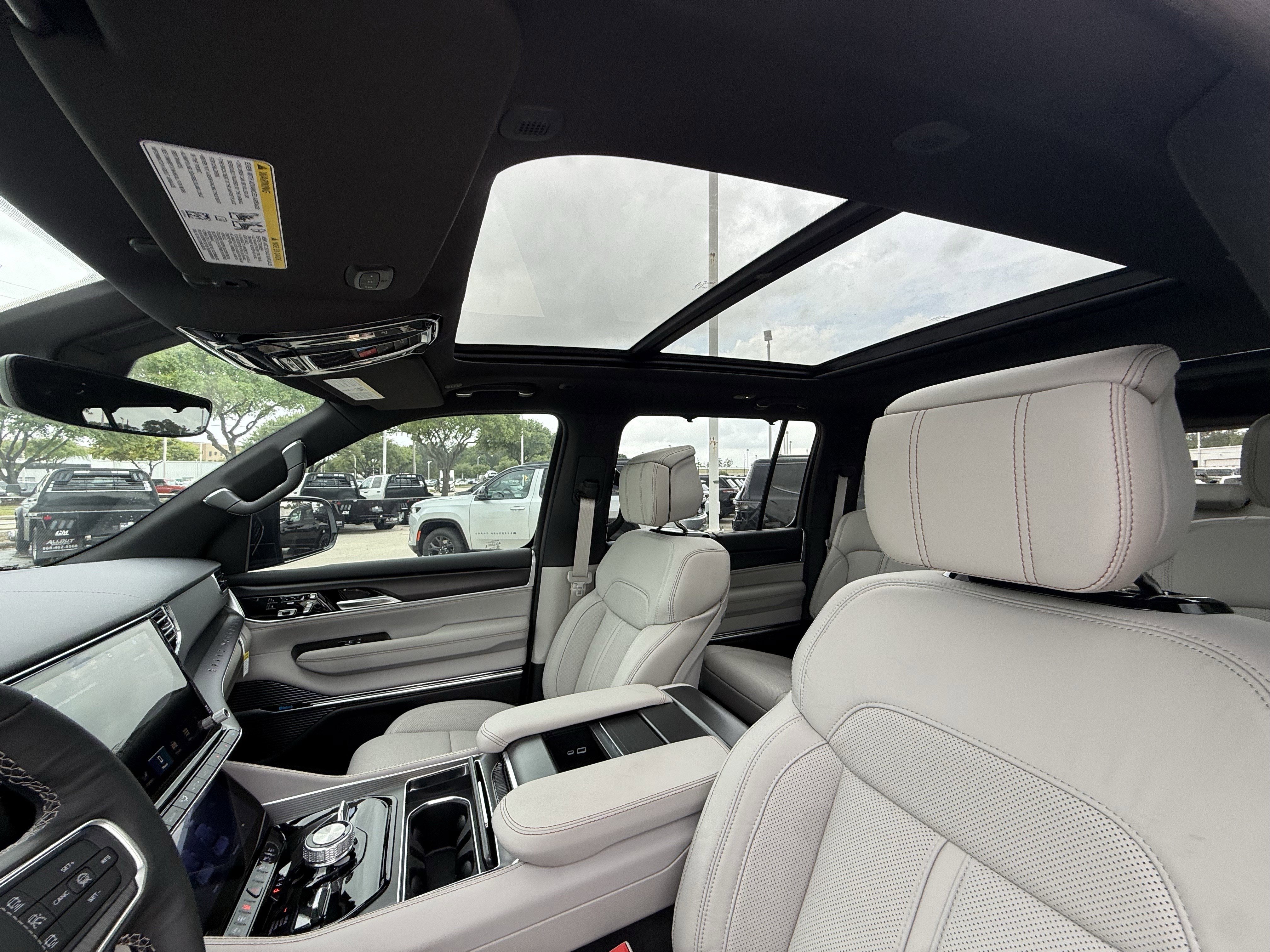 New 2026 Bright White Clearcoat Jeep Summit Obsidian image 18