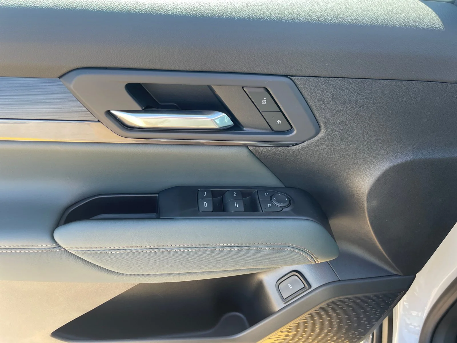 New 2027 Summit White GMC AWD AT4 image 17