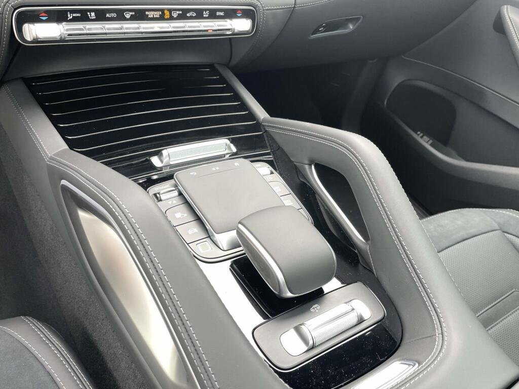 New 2026 MANUFAKTUR Moonlight White Metallic Mercedes-Benz AMG® GLE 63 S image 28