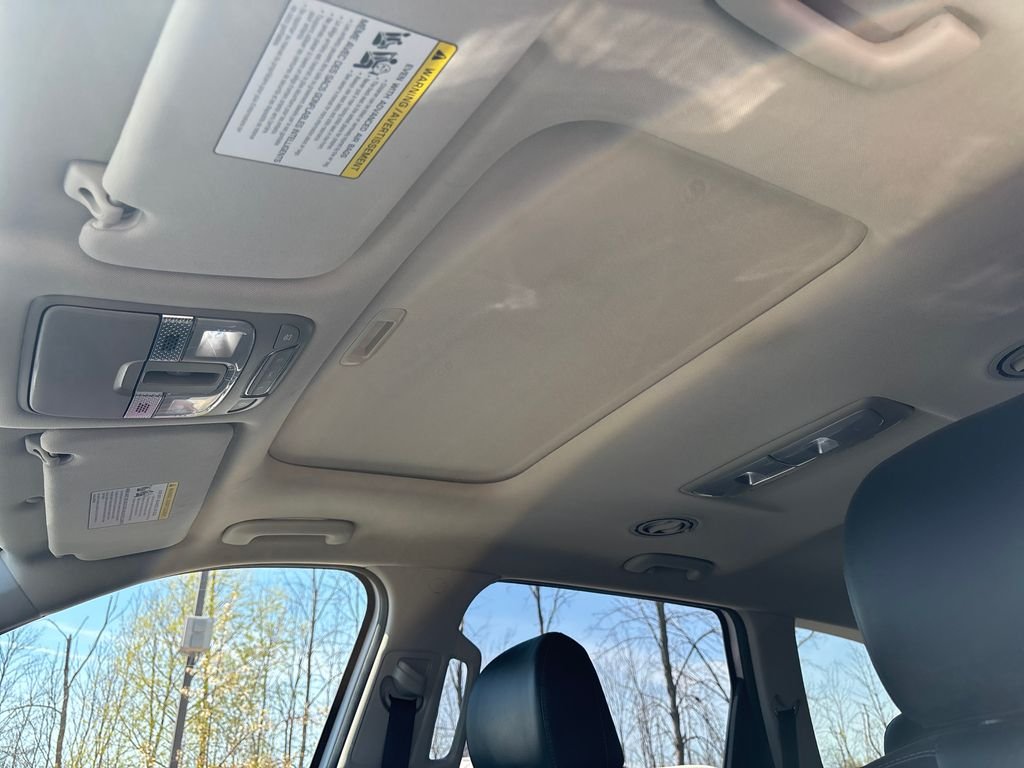 Used 2022 White Kia S image 37
