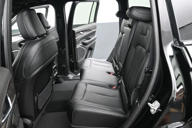 New 2026 Diamond Black Crystal Pearlcoat Jeep Limited image 15