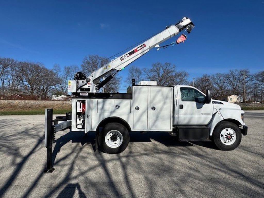 New 2025 Oxford White Ford Base image 9