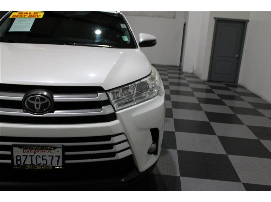 Used 2019 White Toyota XLE Sport Utility 4D image 8