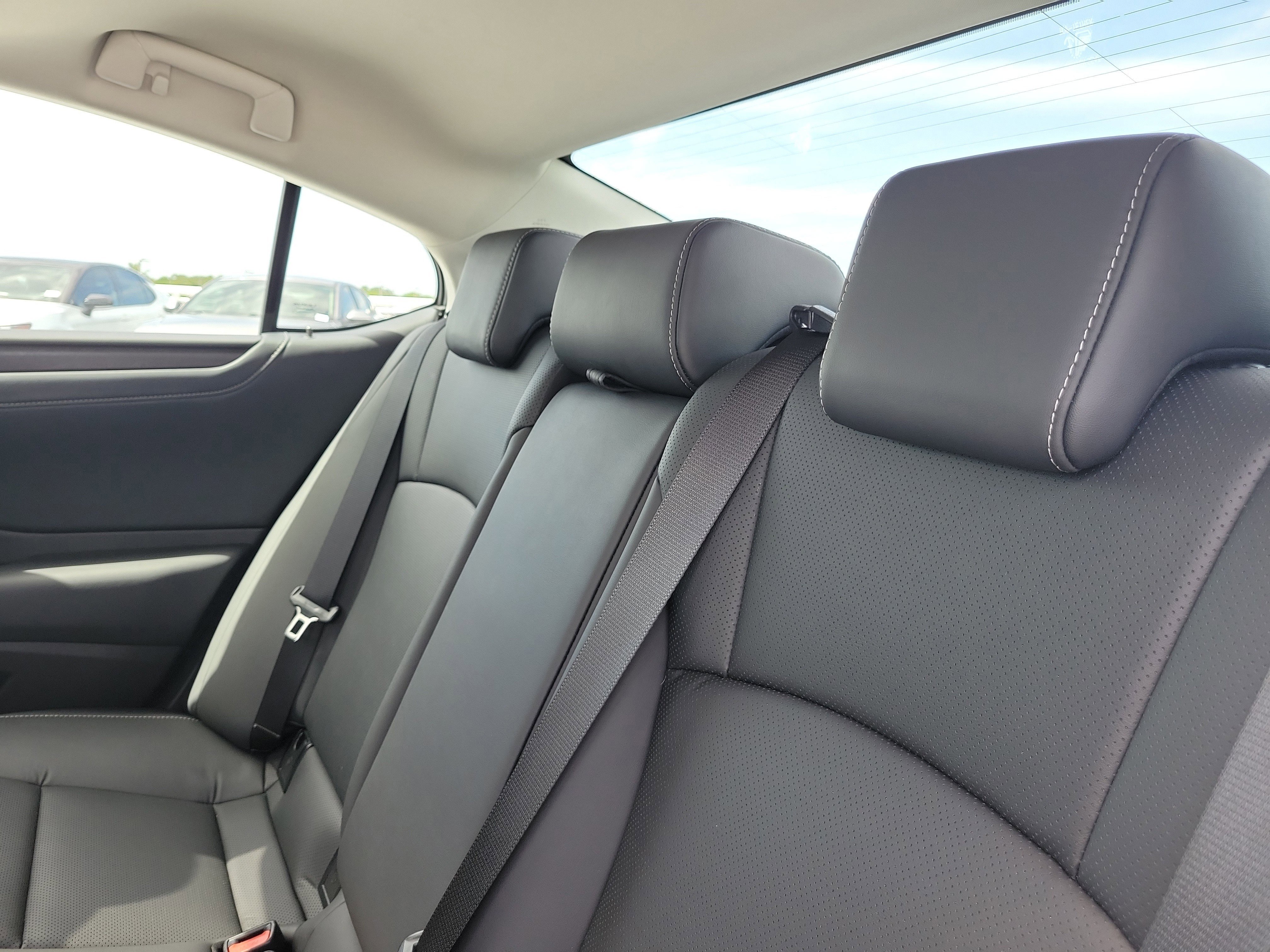 2025 Lexus ES 350 - Photo 12