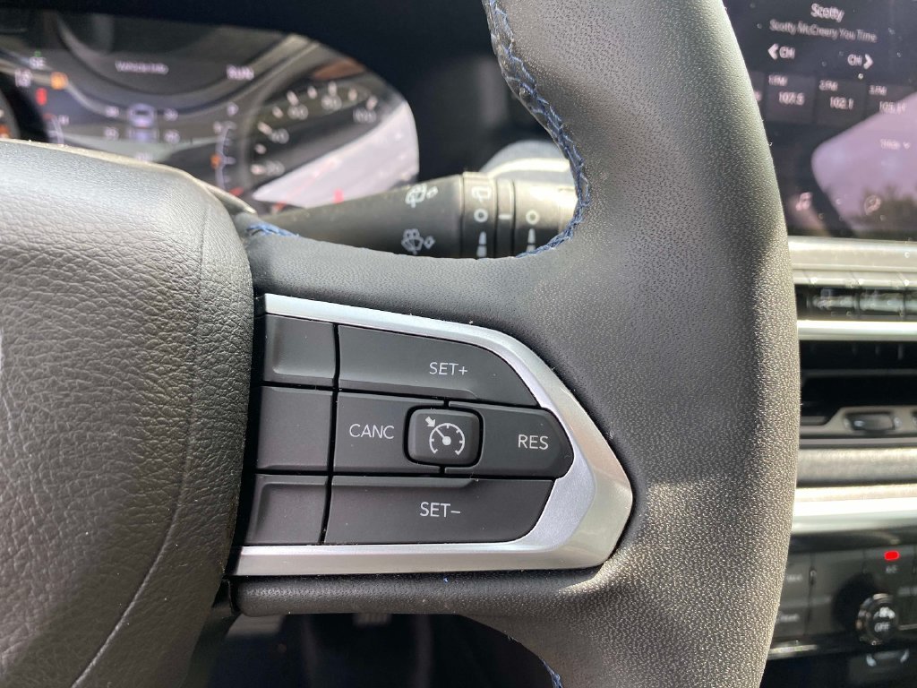 Used 2022 Black Jeep Latitude image 16