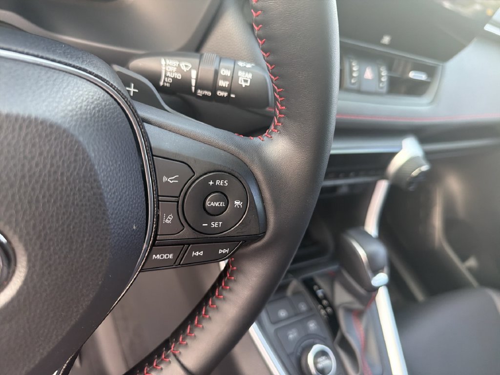 2025 Toyota RAV4 XSE - Photo 18