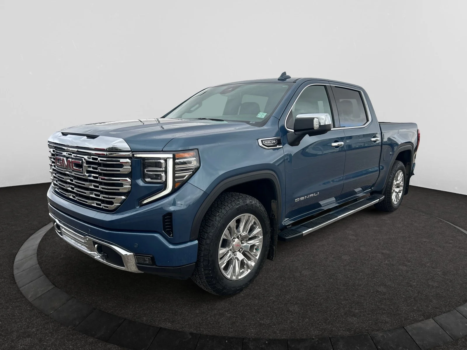 Used 2025 Blue GMC Denali Crew Cab image 1