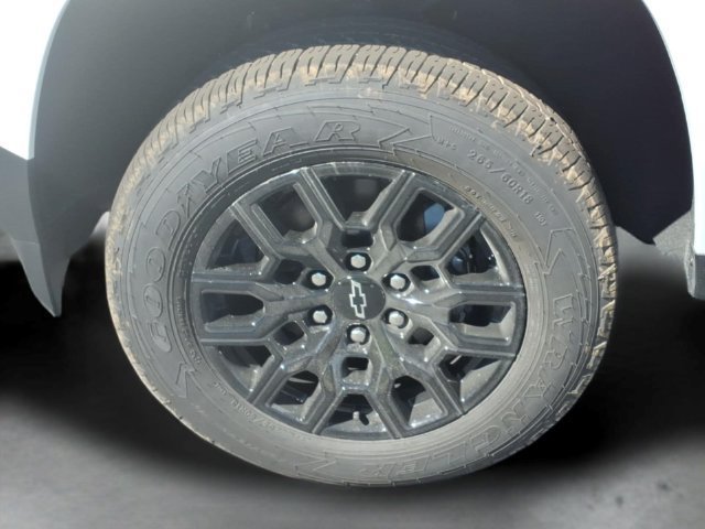New 2026 Summit White Chevrolet WT image 15