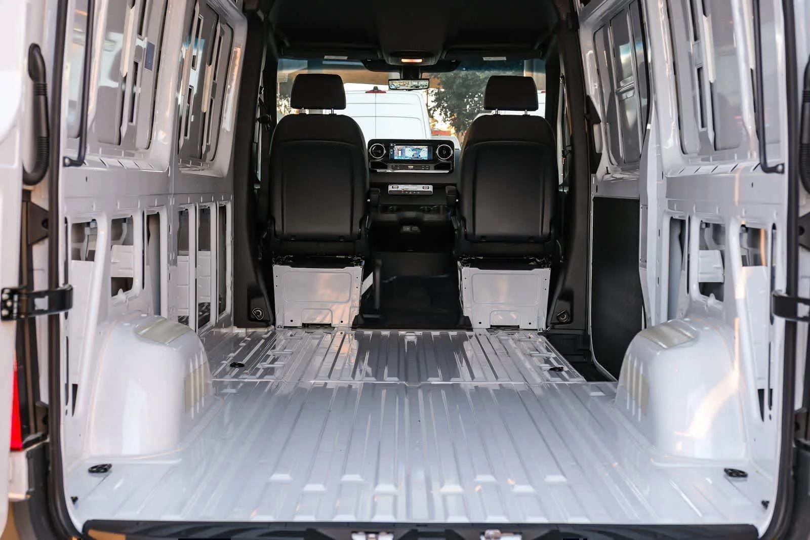New 2026 Arctic White Mercedes-Benz Cargo 144WB High Roof RWD 2.0L I4 Diesel Turbo HO image 34