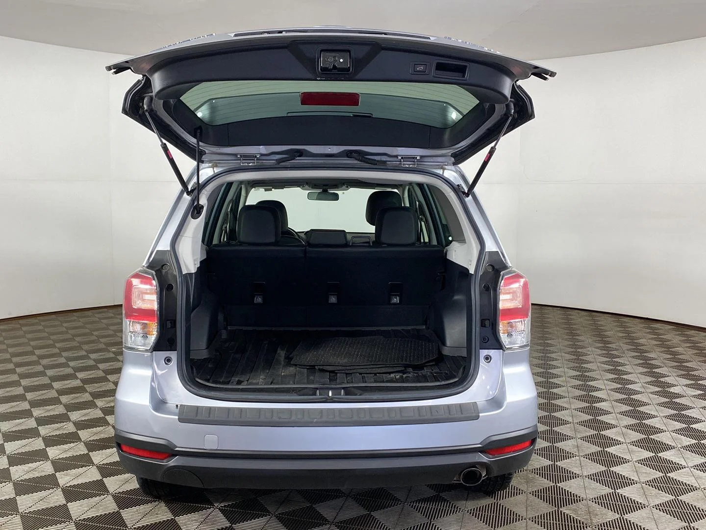 Used 2018 Ice Silver Metallic Subaru Limited image 7