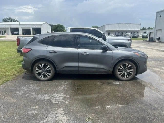 Used 2022 Gray Metallic Ford SE image 4