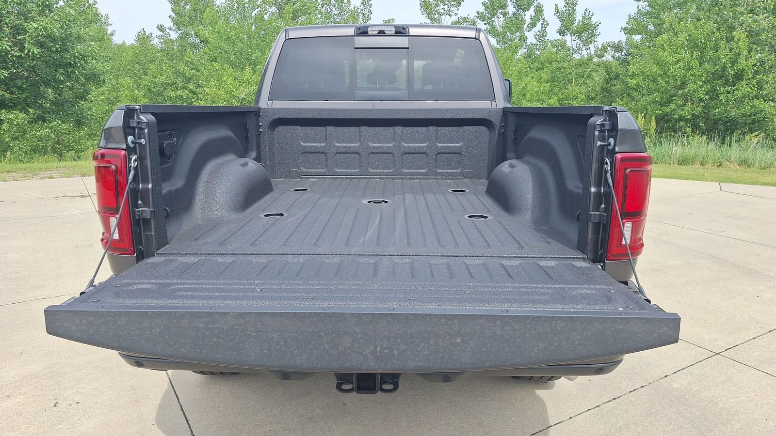 New 2026 Granite Crystal Metallic Clear-Coat Exterior Paint RAM Laramie image 12