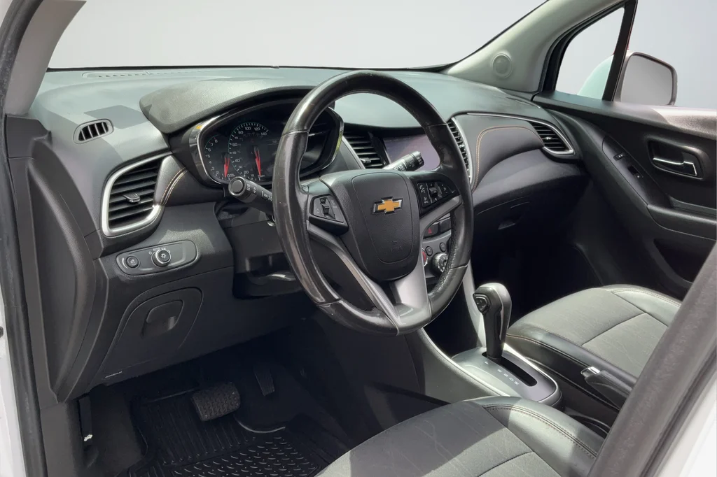 Used 2022 White Chevrolet LT image 25
