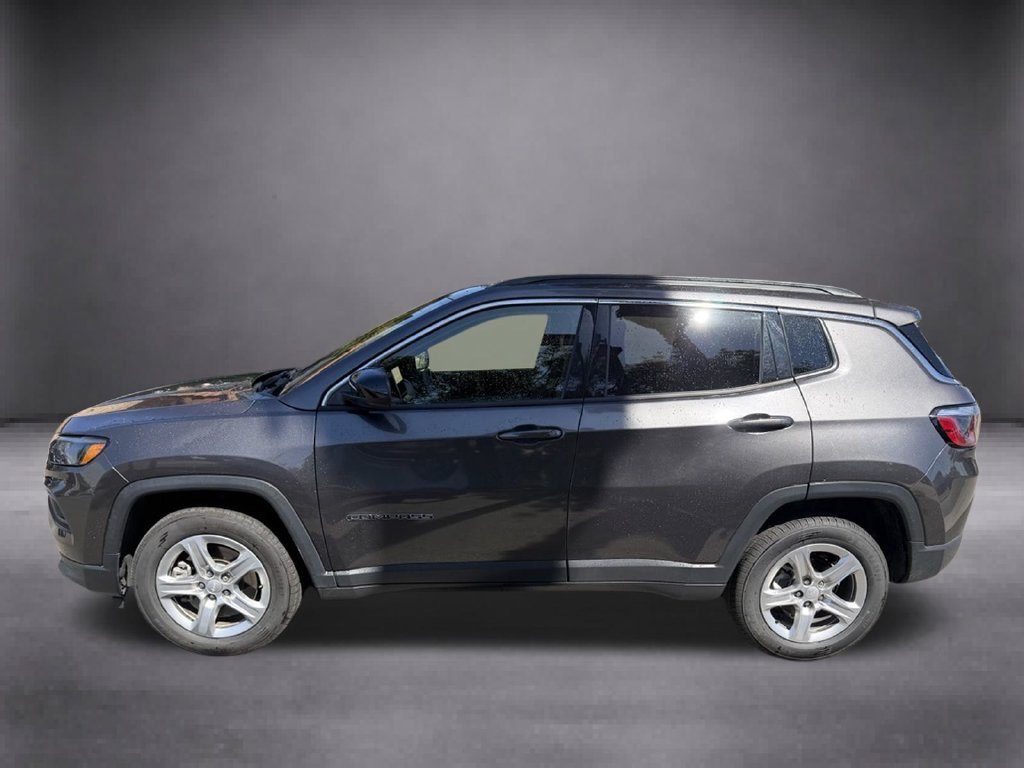 Used 2024  Jeep Latitude image 7