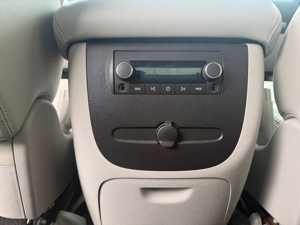 Used 2009 Gray Chevrolet 2HY image 24