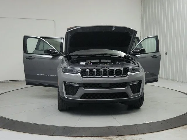 New 2027 Sting-Gray Clearcoat Jeep Limited image 11