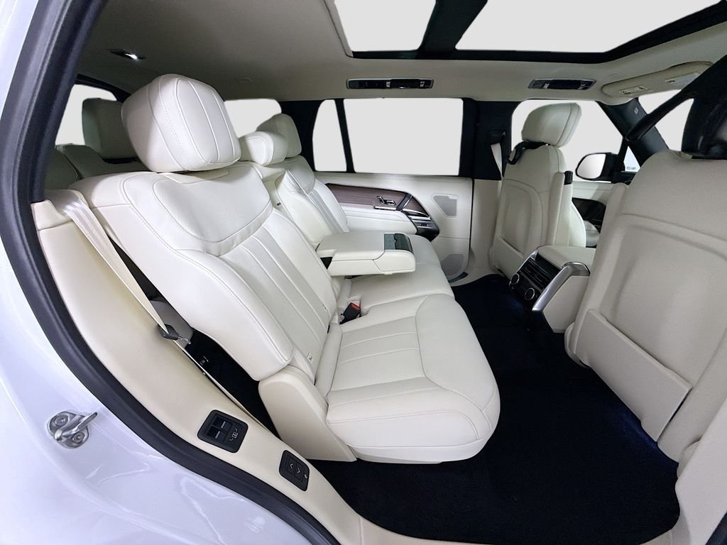 New 2026 Fuji White LAND ROVER SE 7 Seats image 22