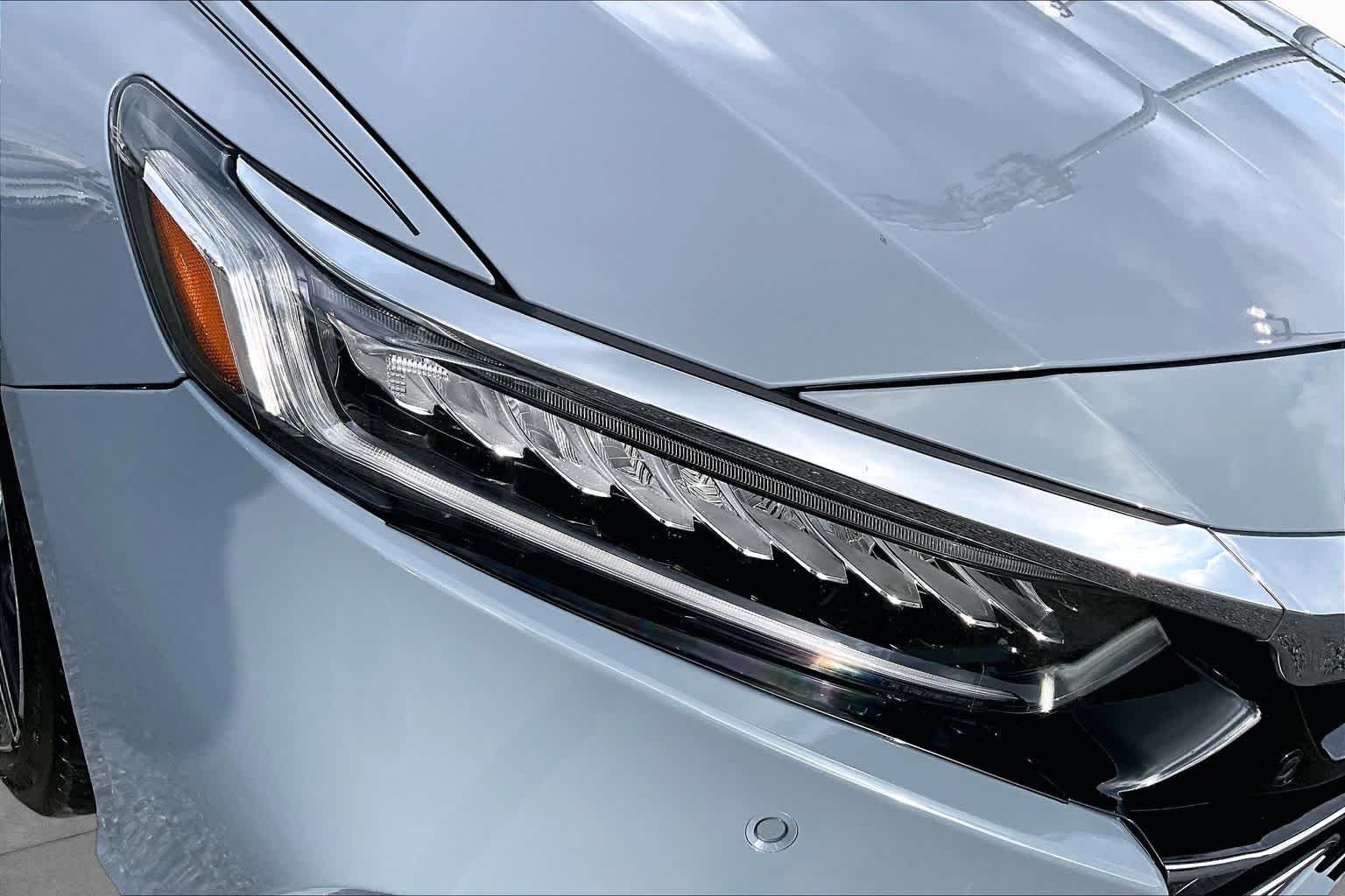 Used 2022 Sonic Gray Pearl Honda Touring image 28