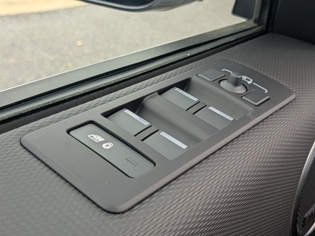 New 2026 Fuji White Land Rover Dynamic SE image 25