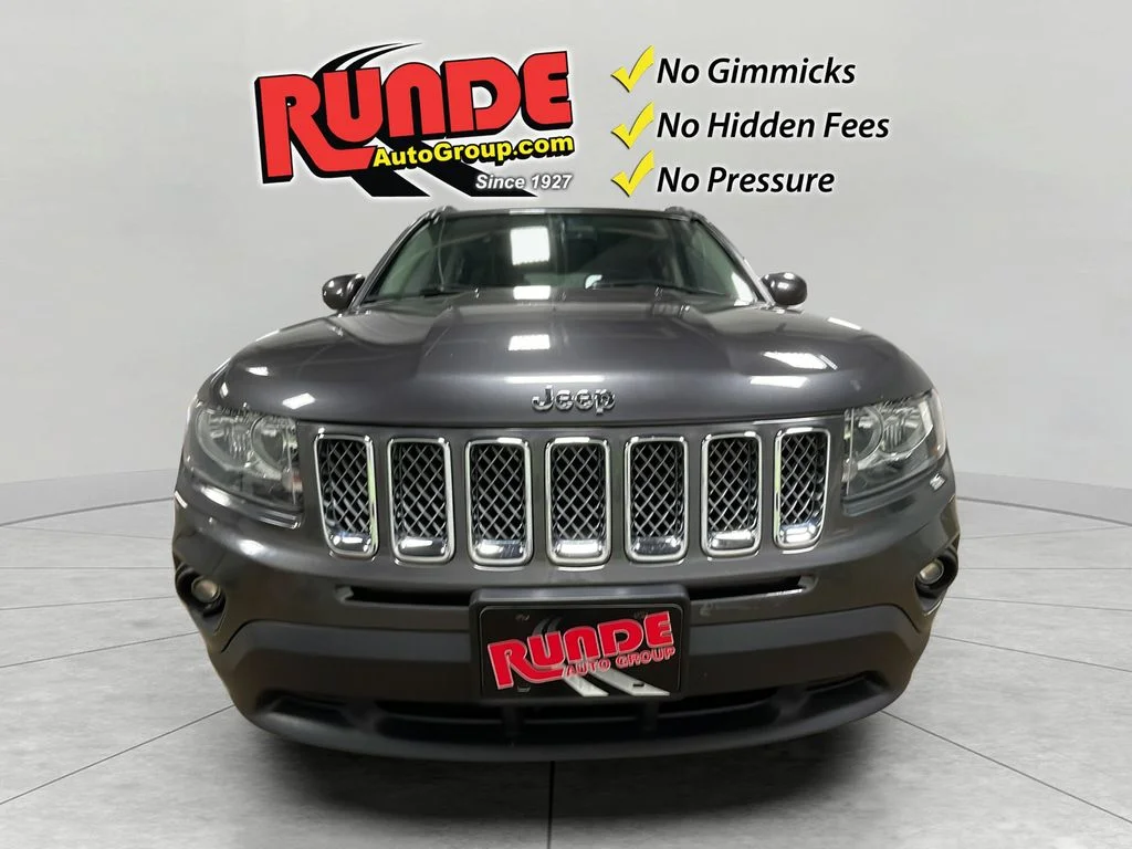 Used 2017 Granite Crystal Clearcoat Metallic Jeep Latitude image 9