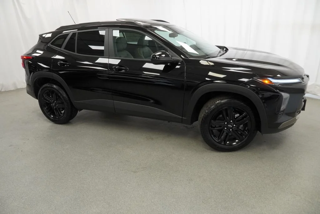 New 2026 Mosaic Black Metallic Chevrolet ACTIV image 5