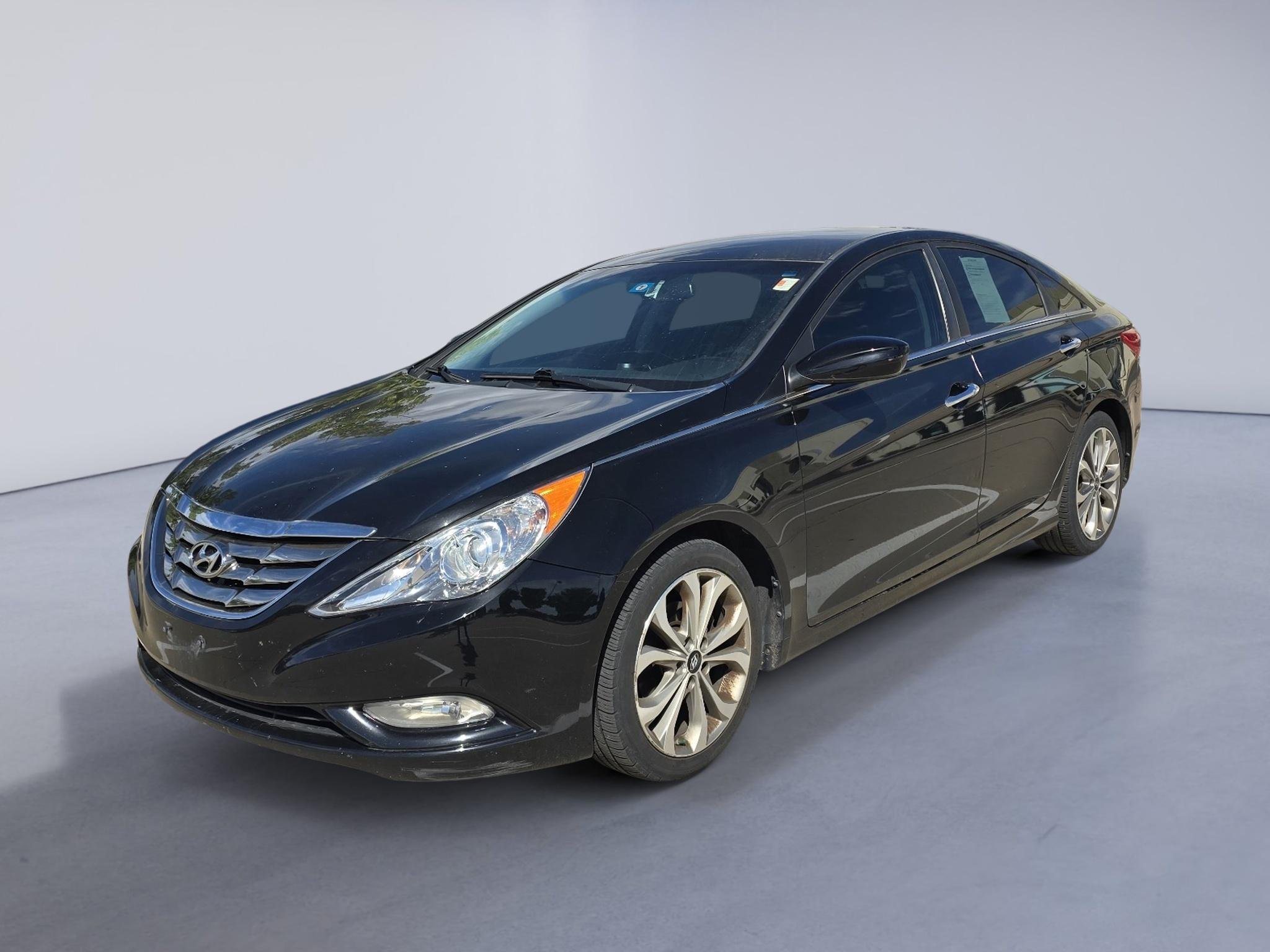 Used 2013 Midnight Black Mica Hyundai SE image 1