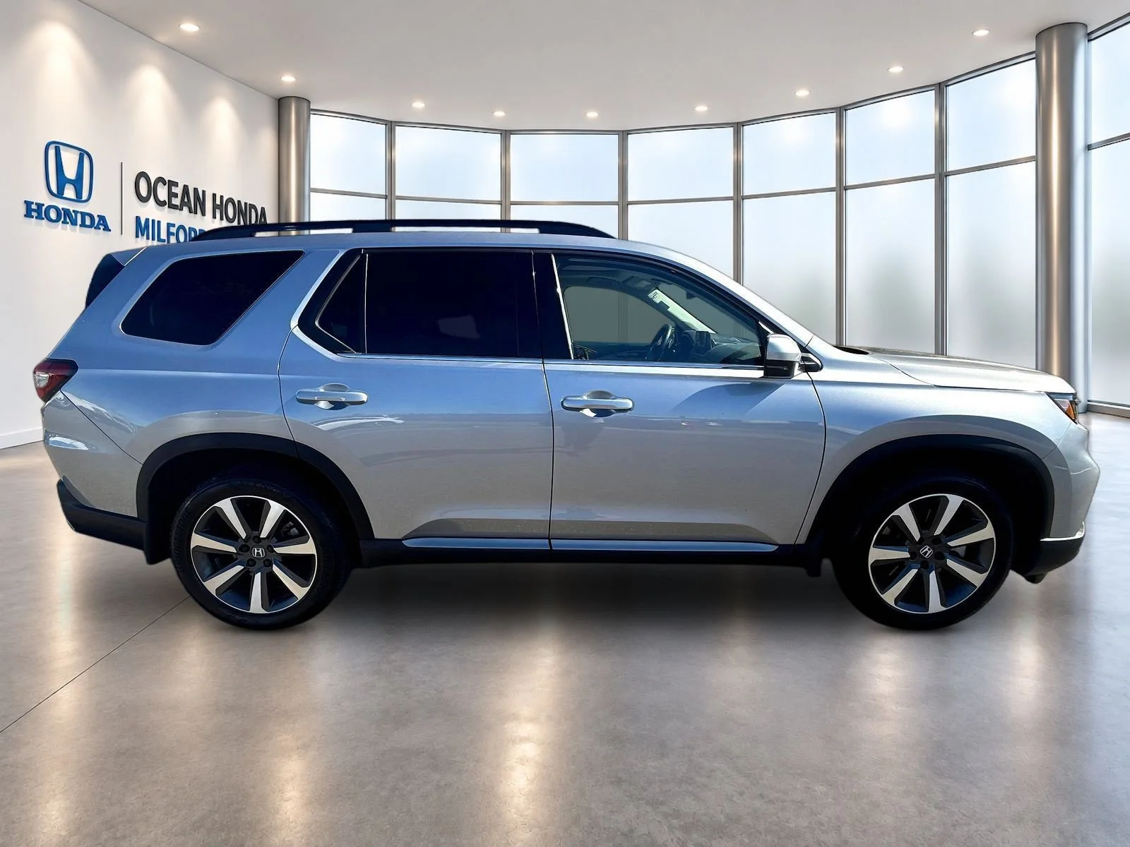 Used 2024 Lunar Silver Metallic Honda Touring image 4