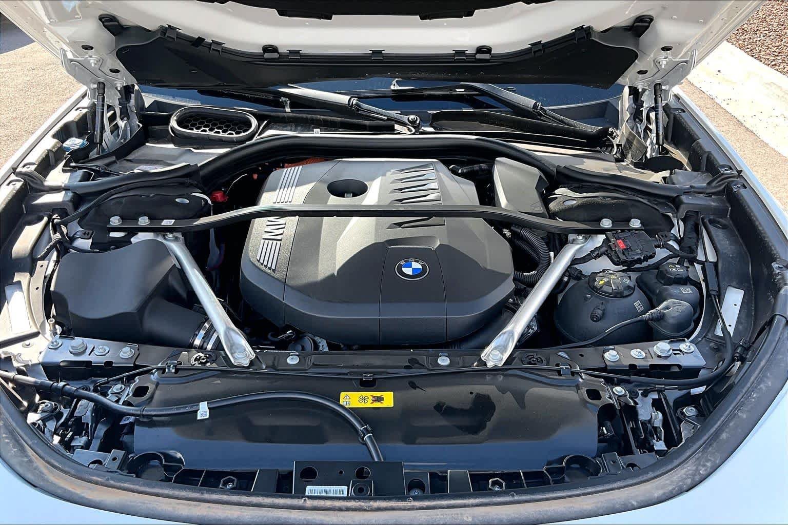 New 2026 Mineral White Metallic BMW 750e xDrive image 16