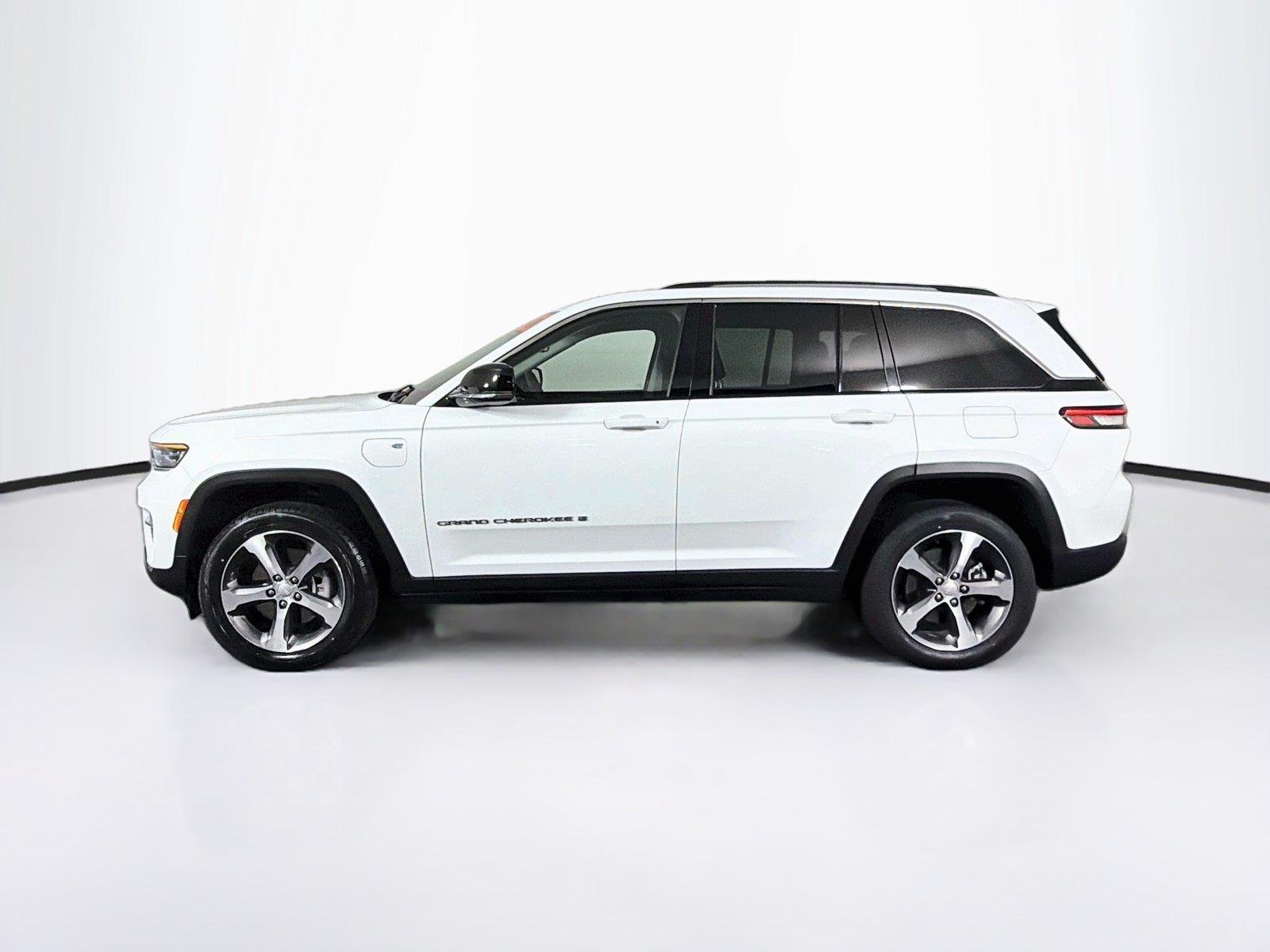 Used 2022 Bright White Clearcoat Jeep  image 8