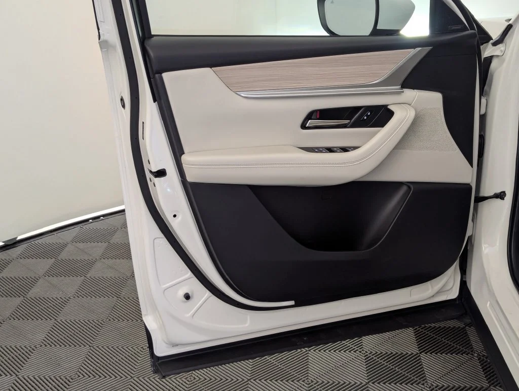 Used 2024 White Mazda Premium Plus AWD w/ 3rd Row Seats image 30
