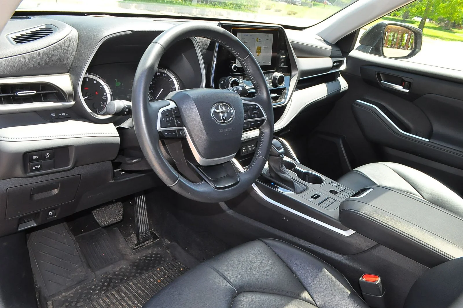 Used 2023 Gray Toyota XLE image 9