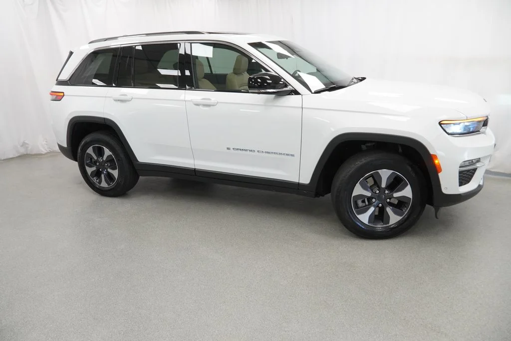 Used 2022 White Jeep 4xe image 10