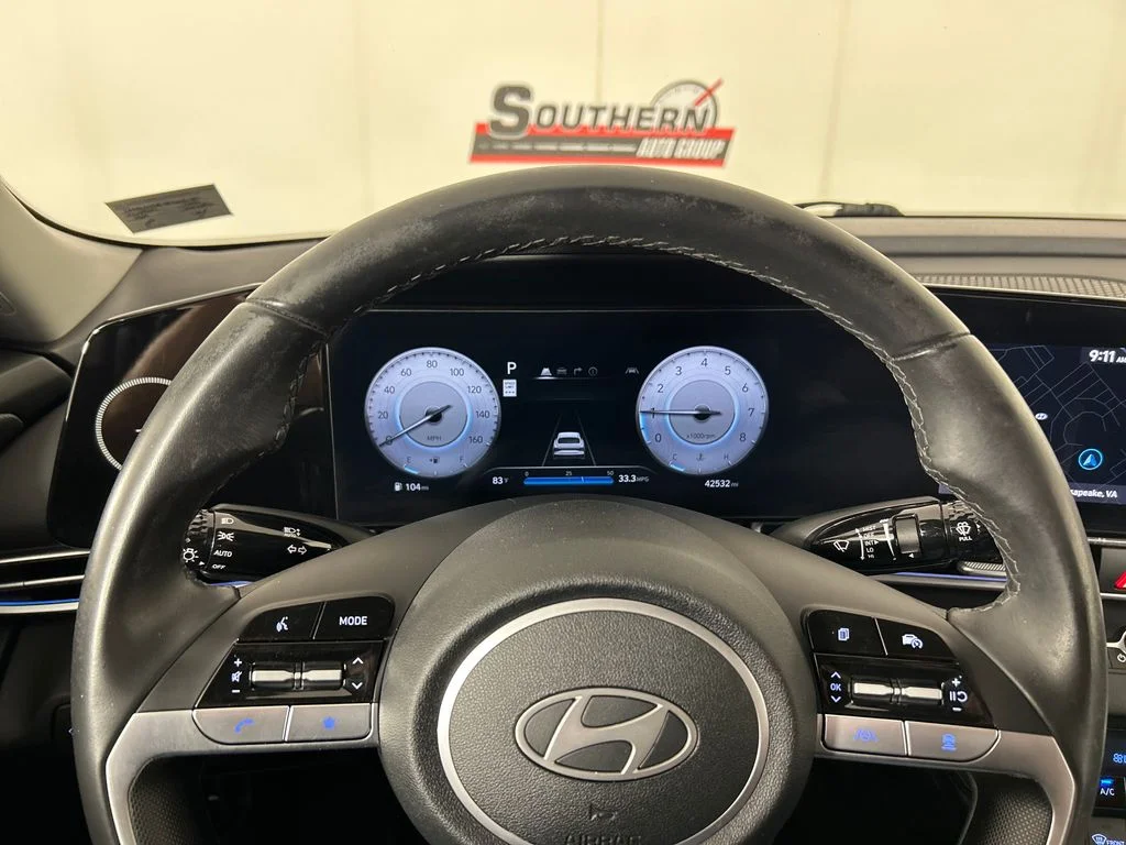 Used 2024 White Hyundai SEL image 13