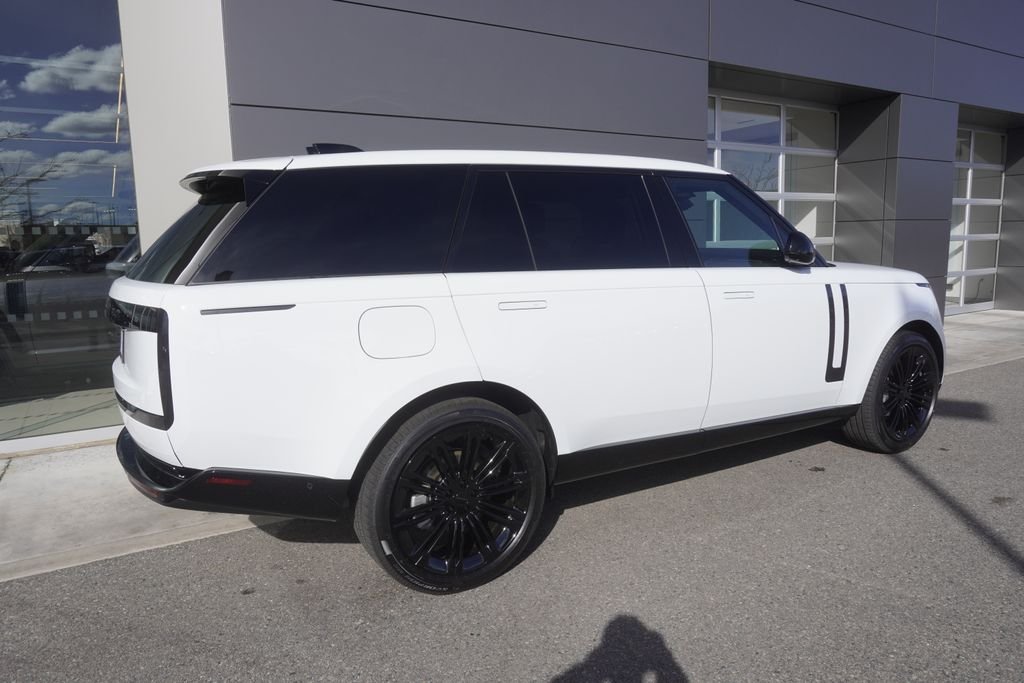 New 2026 Fuji White Land Rover SE image 4