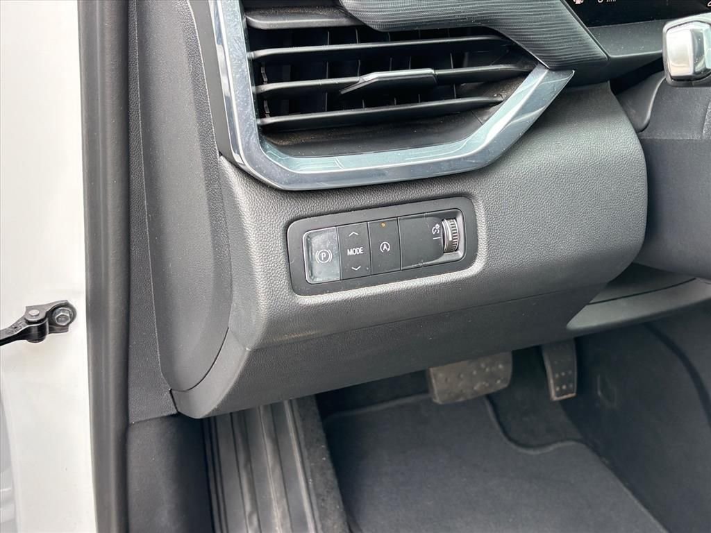 Used 2024 Summit White GMC Elevation image 7