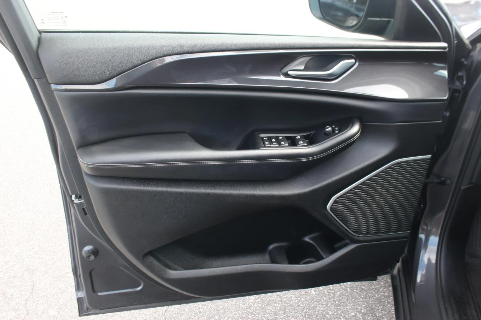 Used 2022 Gray Jeep Laredo image 13