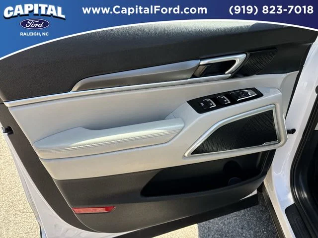Used 2021 White Kia S image 20