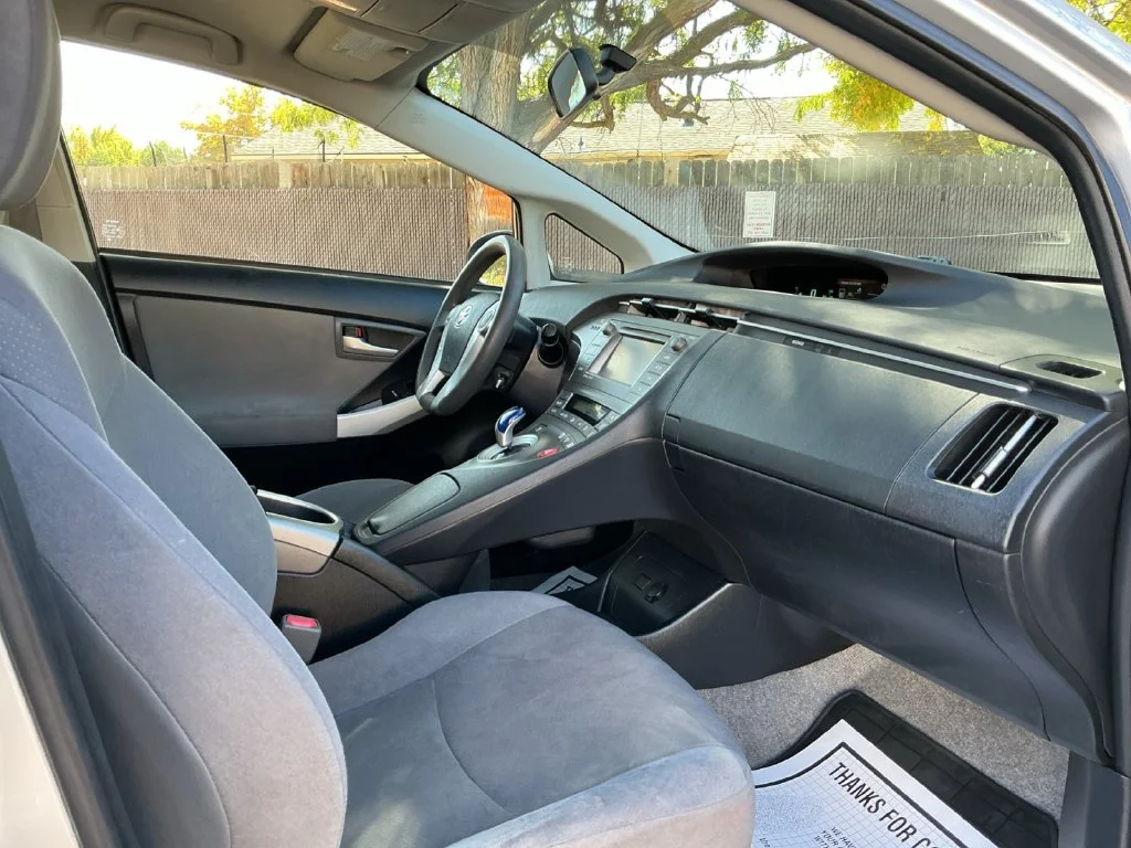 Used 2015 Silver Toyota Three image 31