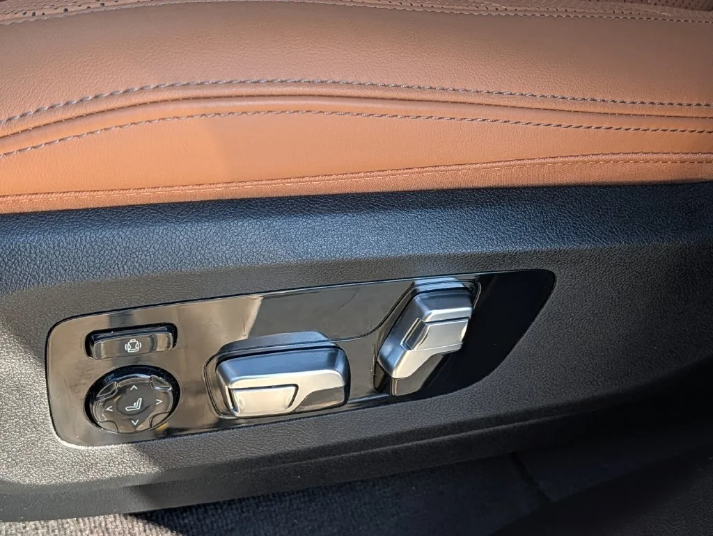 Used 2025 White BMW M60i image 11