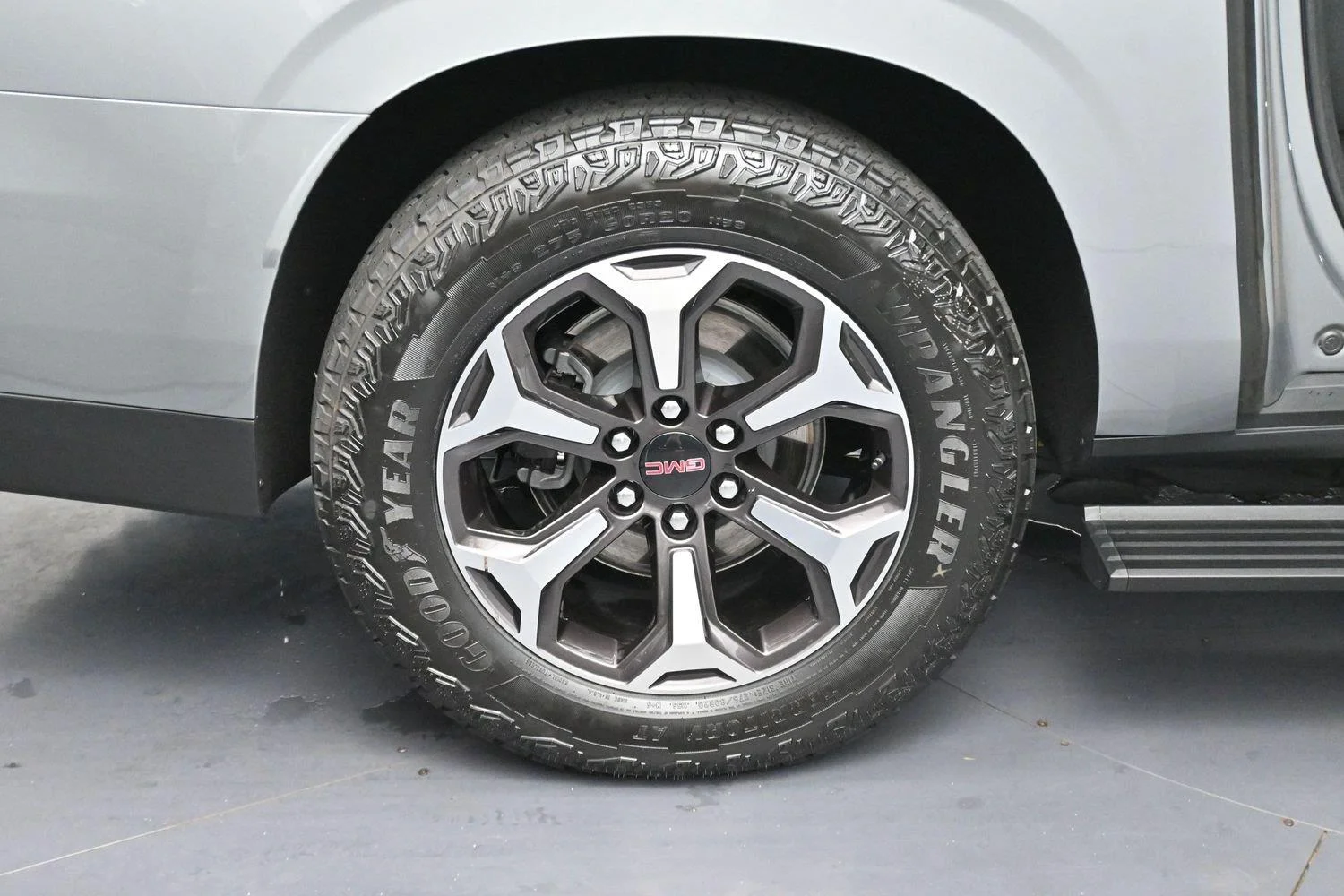 Used 2025 Sterling Metallic GMC AT4 Ultimate image 43